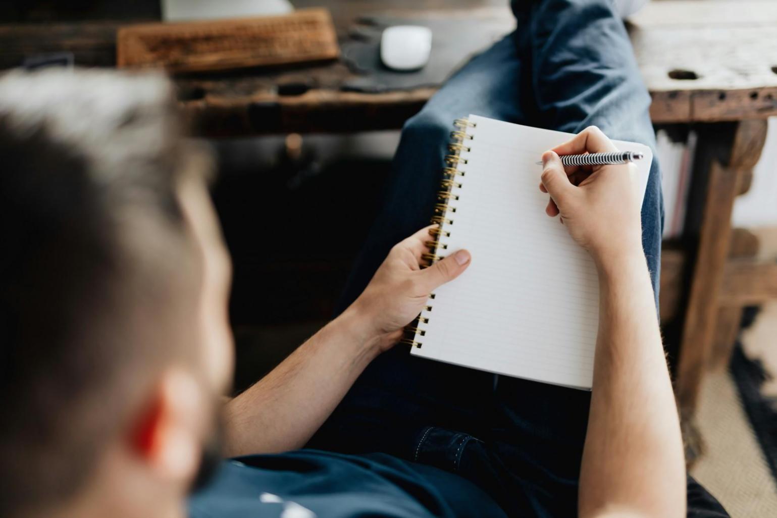 Espacio de trabajo moderno con ambiente profesional